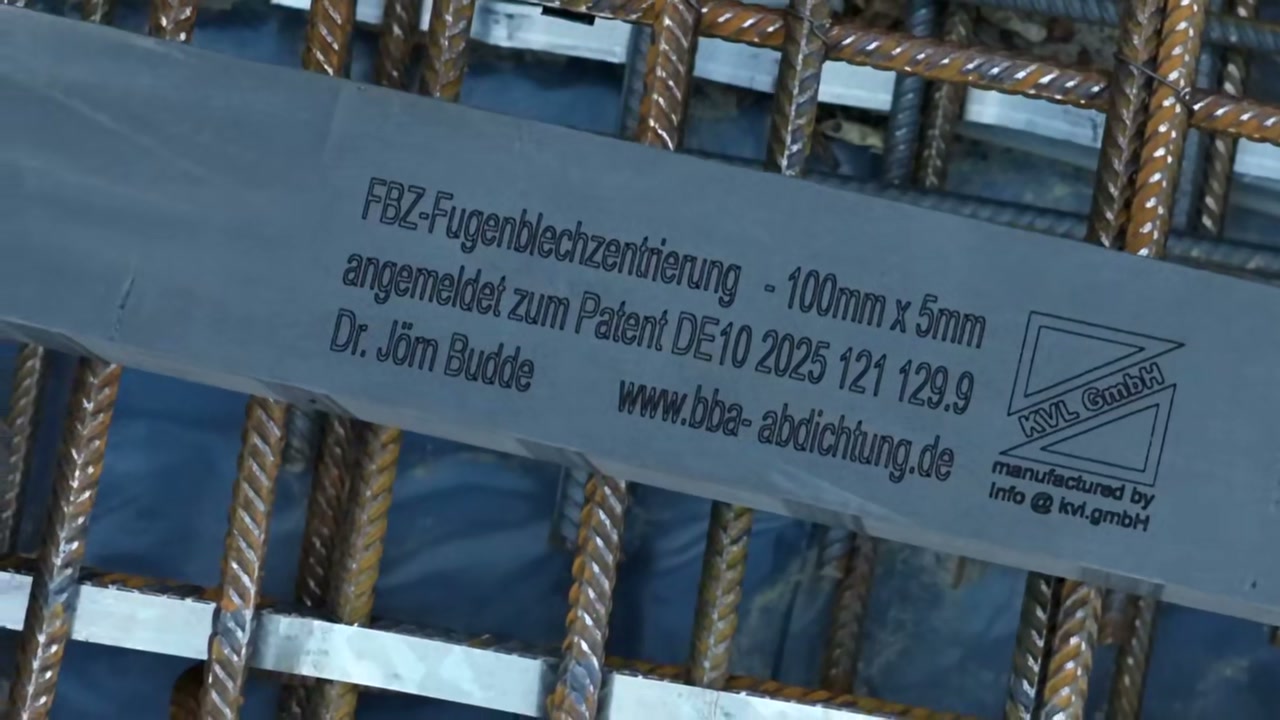FBZ Fugenblechzentrierung im Einbau – Produktlabel mit Patentnummer auf dem Bewehrungskorb der Arbeitsfuge.