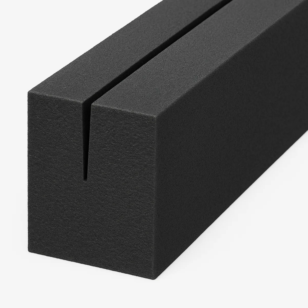 Rendering einer Fugenblechzentrierung: Schaumstoffformteil, von oben auf das Fugenblech gesteckt, das Blech sitzt mittig im Aufnahmeschlitz